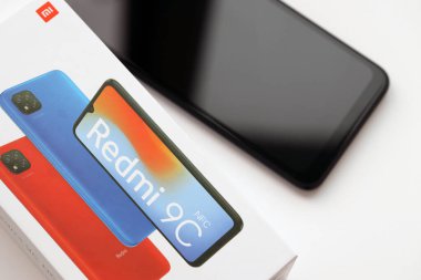 KYIV, UKRAINE - 4 Mayıs 2023: Xiaomi Redmi 9c Modern Akıllı Telefon