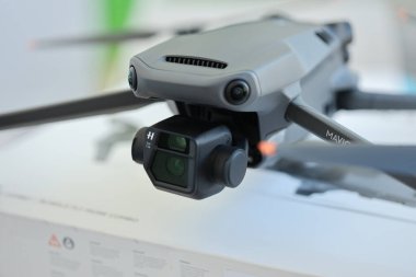 KYIV, UKRAINE - 4 Mayıs 2023: Yeni DJI Mavic 3 hafif arka planda daha fazla dörtlü dron uçur