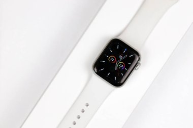 KYIV, UKRAINE - 4 Mayıs 2023: Apple Watch serisi 5 beyaz arka planda yakın plan