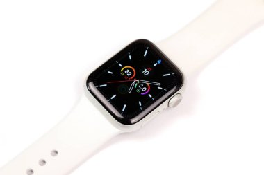 KYIV, UKRAINE - 4 Mayıs 2023: Apple Watch serisi 5 beyaz arka planda yakın plan