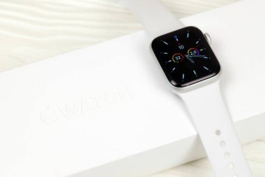 KYIV, UKRAINE - 4 Mayıs 2023: Apple Watch serisi 5 beyaz arka planda yakın plan