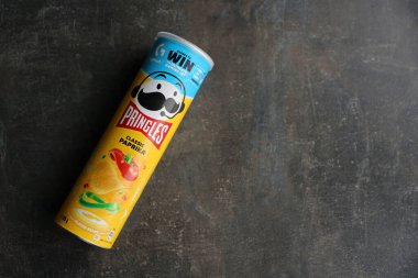 KYIV, UKRAINE - 4 Mayıs 2023: Nadir bulunan klasik paprika aromalı Pringles tüpü