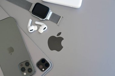 KYIV, UKRAINE - 4 Mayıs 2023: Apple marka cihazlar iPhone, ipad ve elmalı hava podları Macbook gövdesinde uzanıyor