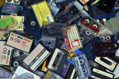 KYIV, UKRAINE - 4 Mayıs 2023: üst üste yığılmış ses kasetleri. 1980 'lerden kalma Retro ses deposu