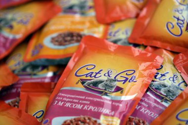 KYIV, UKRAINE - 4 Mayıs 2023: Turuncu paketleri olan kedi ve kedi maması