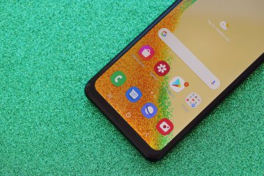 KYIV, UKRAINE - 4 Mayıs 2023: Samsung Galaxy A04 Android akıllı telefonu 6.5 inç PLS LCD paneline sahiptir.