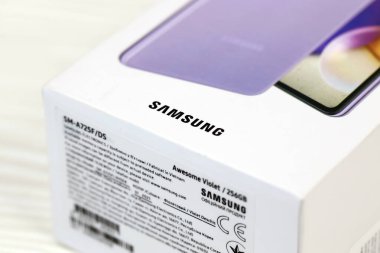 KYIV, UKRAINE - 4 Mayıs 2023: Samsung Galaxy A72 Android akıllı telefonu büyük ekran paneli ve tip-c portu