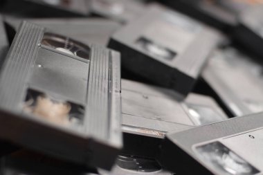 KYIV, UKRAINE - 4 Mayıs 2023: renkli arka plan, VHS, kaset. Bir yığın VHS kaseti. Video Ev Sistemi teyp kasetleri