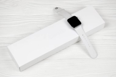 KYIV, UKRAINE - 4 Mayıs 2023: Apple Watch serisi 5 beyaz arka planda yakın plan