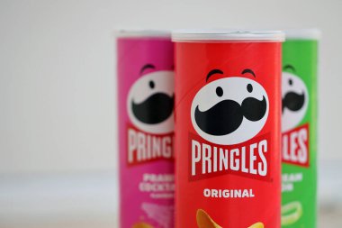 KYIV, UKRAINE - 4 Mayıs 2023: Çeşitli aromalı birçok pringles cips tüpü