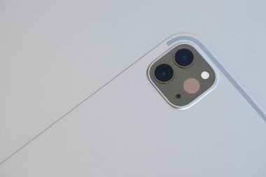 KYIV, UKRAINE - 4 Mayıs 2023: Apple marka aygıt ipad Macbook gövdesinde yatıyor