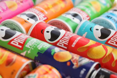 KYIV, UKRAINE - 4 Mayıs 2023: Çeşitli aromalı birçok pringles cips tüpü