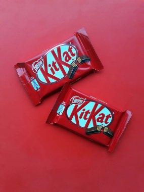 KHARKIV, UKRAINE - HAZİRAN 2, 2021 Parlak arkaplan üzerine Nestle çikolata kaplı gofret