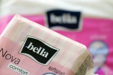 KYIV, UKRAINE - 4 Mayıs 2023 Bella adet pedleri. Pembe dizaynlı pedlerin marka paketi.