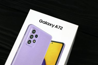 KYIV, UKRAINE - 4 Mayıs 2023: Samsung Galaxy A72 Android akıllı telefonu büyük ekran paneli ve tip-c portu