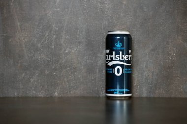 KYIV, UKRAINE - 4 Mayıs 2023: Carlsberg sıfır alkol veya alkolsüz alüminyum teneke kutu kapatılabilir