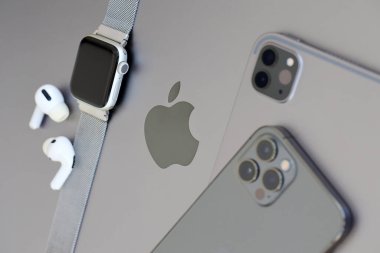 KYIV, UKRAINE - 4 Mayıs 2023: Apple marka cihazlar iPhone, ipad ve elmalı hava podları Macbook gövdesinde uzanıyor