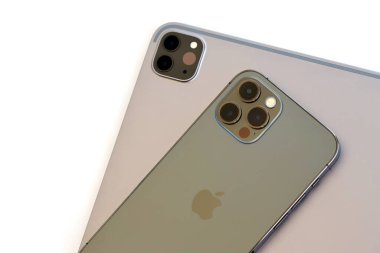 KYIV, UKRAINE - 4 Mayıs 2023: Apple marka cihazlar iPhone ve ipad Macbook gövdesinde yatıyor
