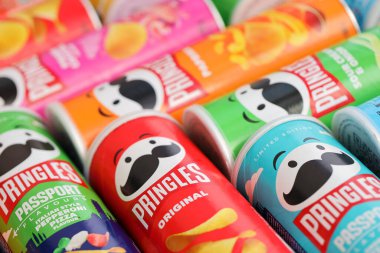 KYIV, UKRAINE - 4 Mayıs 2023: Çeşitli aromalı birçok pringles cips tüpü