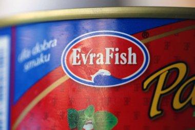 KYIV, UKRAINE - 4 Mayıs 2023: Metal paket cilacı gıda üzerindeki şeytani logo