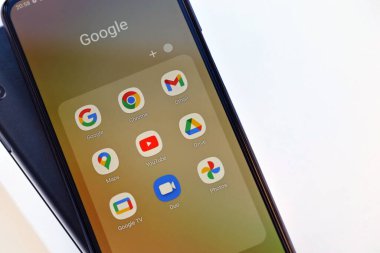 KYIV, UKRAINE - 4 Mayıs 2023: Samsung Galaxy A04 Android akıllı telefonu 6.5 inç PLS LCD paneline sahiptir.