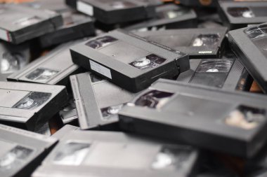 KYIV, UKRAINE - 4 Mayıs 2023: renkli arka plan, VHS, kaset. Bir yığın VHS kaseti. Video Ev Sistemi teyp kasetleri
