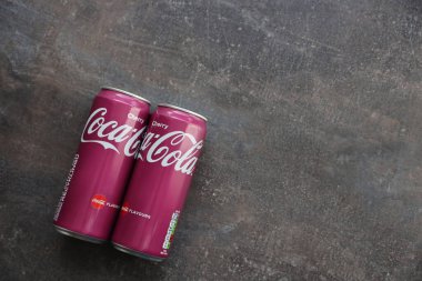 KYIV, UKRAINE - 4 Mayıs 2023: Coca Cola meşrubatları vişne aromalı teneke kutular