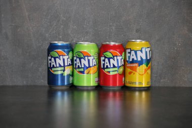 KYIV, UKRAINE - 4 Mayıs, 2023: Fanta çeşitli aromalı hafif meşrubat kutuları
