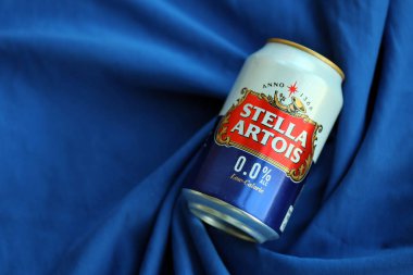 KYIV, UKRAINE - 4 Mayıs 2023: Bir Belçika bira fabrikası tarafından üretilen alkolsüz ve düşük kalorili Stella Artois birası