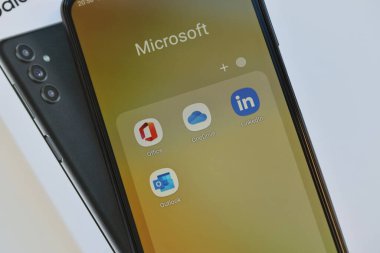 KYIV, UKRAINE - 4 Mayıs 2023: Samsung Galaxy A04 Android akıllı telefonu 6.5 inç PLS LCD paneline sahiptir.