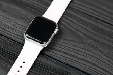 KYIV, UKRAINE - 4 Mayıs 2023: Apple Watch serisi 5, siyah arkaplan üzerine yakın plan