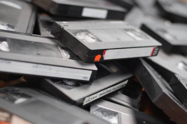 KYIV, UKRAINE - 4 Mayıs 2023: renkli arka plan, VHS, kaset. Bir yığın VHS kaseti. Video Ev Sistemi teyp kasetleri