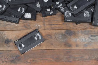KYIV, UKRAINE - 4 Mayıs 2023: renkli arka plan, VHS, kaset. Bir yığın VHS kaseti. Video Ev Sistemi teyp kasetleri