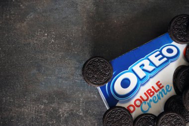 KYIV, UKRAINE - 4 Mayıs 2023: Koyu arka planda kremalı Oreo duble kremalı sandviç kurabiyeleri