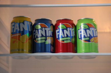 KYIV, UKRAINE - 4 Mayıs, 2023: Fanta çeşitli aromalı hafif meşrubat kutuları