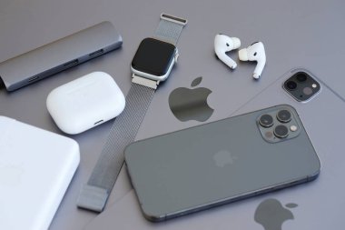 KYIV, UKRAINE - 4 Mayıs 2023: Apple marka cihazlar iPhone, ipad ve elmalı hava podları Macbook gövdesinde uzanıyor