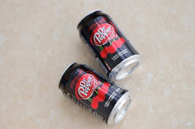 KYIV, UKRAINE - 4 Mayıs 2023: Dr Pepper vişne suyu siyah kutuları kapatın