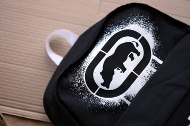 KYIV, UKRAINE - 4 MAYIS 2023: Ecko Unltd şirket logosu Yeni marka giysiler