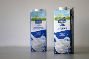 KYIV, UKRAINE - 4 Mayıs 2023: Pascoli Italiani paket latte tetra sütü