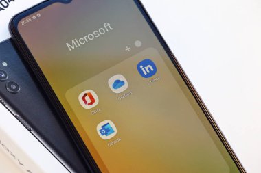 KYIV, UKRAINE - 4 Mayıs 2023: Samsung Galaxy A04 Android akıllı telefonu 6.5 inç PLS LCD paneline sahiptir.