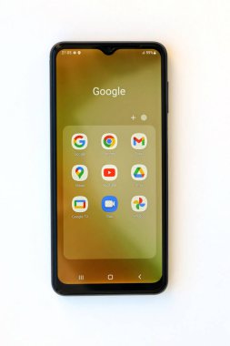 KYIV, UKRAINE - 4 Mayıs 2023: Samsung Galaxy A04 Android akıllı telefonu 6.5 inç PLS LCD paneline sahiptir.