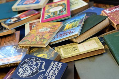 KYIV, UKRAINE - 4 Mayıs 2023: Çok sayıda eski Rus kitabı yakın çekimde