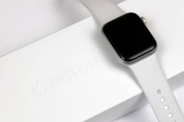 KYIV, UKRAINE - 4 Mayıs 2023: Apple Watch serisi 5 beyaz arka planda yakın plan