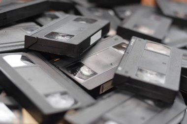 KYIV, UKRAINE - 4 Mayıs 2023: renkli arka plan, VHS, kaset. Bir yığın VHS kaseti. Video Ev Sistemi teyp kasetleri
