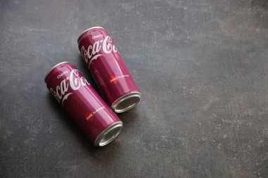 KYIV, UKRAINE - 4 Mayıs 2023: Coca Cola meşrubatları vişne aromalı teneke kutular