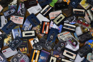 KYIV, UKRAINE - 4 Mayıs 2023: üst üste yığılmış ses kasetleri. 1980 'lerden kalma Retro ses deposu