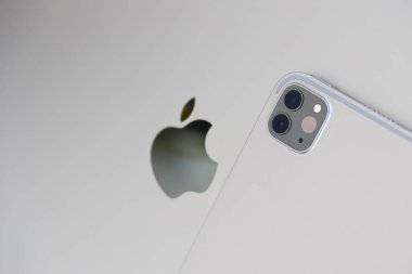KYIV, UKRAINE - 4 Mayıs 2023: Apple marka aygıt ipad Macbook gövdesinde yatıyor