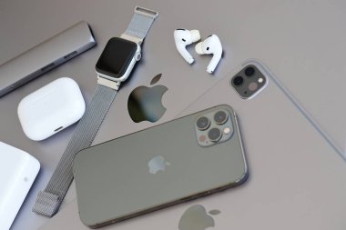 KYIV, UKRAINE - 4 Mayıs 2023: Apple marka cihazlar iPhone, ipad ve elmalı hava podları Macbook gövdesinde uzanıyor