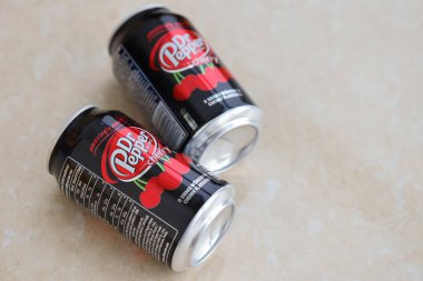 KYIV, UKRAINE - 4 Mayıs 2023: Dr Pepper vişne suyu siyah kutuları kapatın