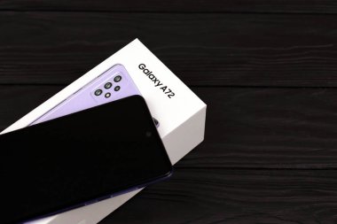 KYIV, UKRAINE - 4 Mayıs 2023: Samsung Galaxy A72 Android akıllı telefonu büyük ekran paneli ve tip-c portu